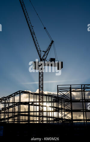 Gru e sito in costruzione a Manchester in Inghilterra. Foto Stock