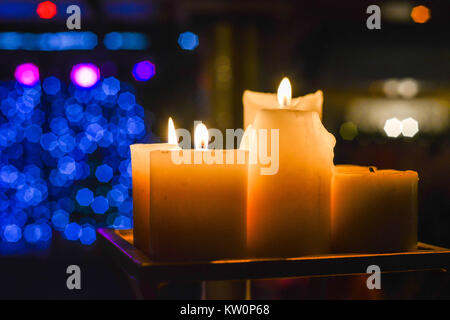 Luce delle candele. Candela astratto dello sfondo. Luce dorata di candela. Foto Stock