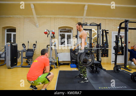 Poltavskaya Stanitsa, Russia - 26 dicembre 2016: Sala Fitness Stan. Cross match competizioni dedicate per il compleanno della palestra. La palestra del villaggio Foto Stock