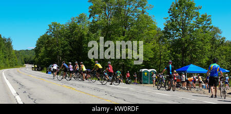 Xii ididaride annuale! Adirondack Bike Tour 2017 che mostra il resto fermata #2 su 75 mile tour in bicicletta delle Montagne Adirondack. Foto Stock