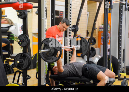 Poltavskaya Stanitsa, Russia - 26 dicembre 2016: Sala Fitness Stan. Cross match competizioni dedicate per il compleanno della palestra. La palestra del villaggio Foto Stock