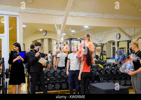 Poltavskaya Stanitsa, Russia - 26 dicembre 2016: gratificante di partecipanti in croce-combatte. Sala fitness Stan. Cross match competizioni dedicate a Foto Stock