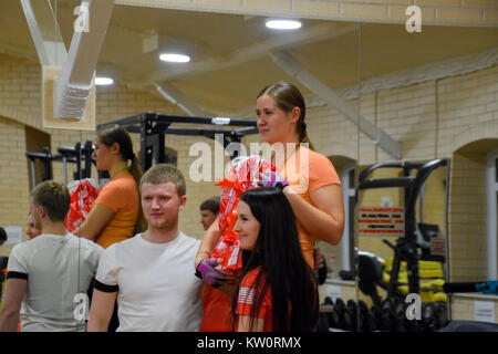 Poltavskaya Stanitsa, Russia - 26 dicembre 2016: gratificante di partecipanti in croce-combatte. Sala fitness Stan. Cross match competizioni dedicate a Foto Stock