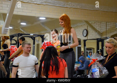 Poltavskaya Stanitsa, Russia - 26 dicembre 2016: gratificante di partecipanti in croce-combatte. Sala fitness Stan. Cross match competizioni dedicate a Foto Stock