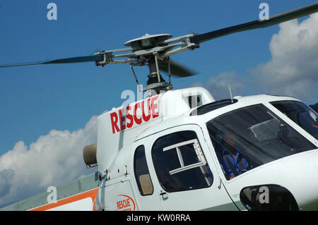 Greymouth, Nuova Zelanda, circa 2007: pilota del locale di Salvataggio in elicottero si prepara a terra, circa 2007, vicino a Greymouth, Nuova Zelanda. Foto Stock