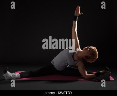 Giovane donna a praticare yoga, Upavistha Konasana / giravano seduto pongono ad angolo Foto Stock