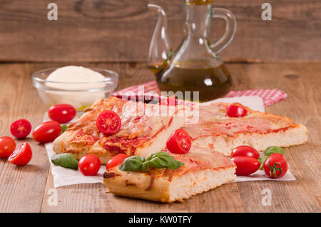 La pizza italiana con formaggio, pomodori e basilico fresco. Foto Stock