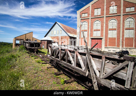 Abbandonata la mia auto e edifici al Quincy miniera di rame nella Penisola Superiore del Michigan.. La miniera fa parte dell'Keweenaw National Historic Park. Foto Stock
