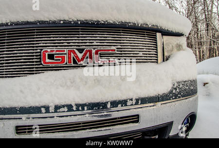 Port Huron, Michigan, Stati Uniti d'America - 14 dicembre 2017: paraurti anteriore e la griglia di una GMC carrello coperta di neve e ghiaccio dopo una tempesta di neve slam Midwest Foto Stock