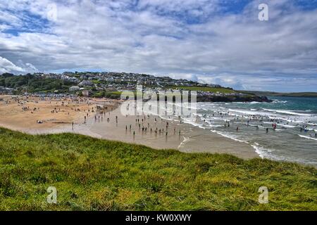 Lezione di Surf a New Polzeath Beach, Cornwall, Inghilterra, Regno Unito, Bodyboarding, estate. Foto Stock