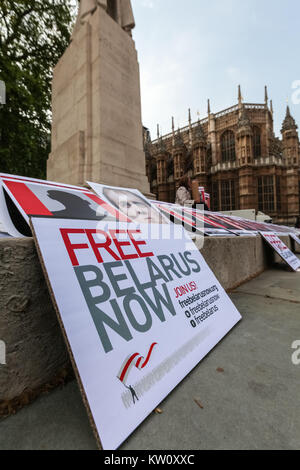 Libera la Bielorussia ora protestare di fronte Westminster's agli edifici del Parlamento. Londra, Regno Unito. Foto Stock