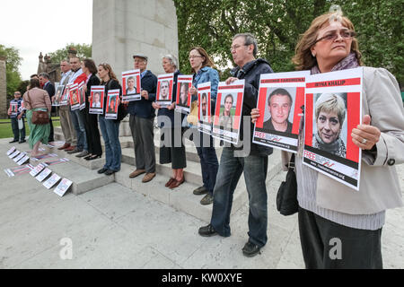 Libera la Bielorussia ora protestare di fronte Westminster's agli edifici del Parlamento. Londra, Regno Unito. Foto Stock