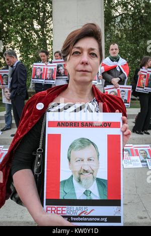 Libera la Bielorussia ora protestare di fronte Westminster's agli edifici del Parlamento. Londra, Regno Unito. Foto Stock