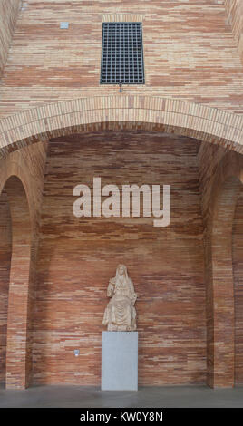 Merida, Spagna - Dicembre 20th, 2017: Nazionale Romano Museo di Arte di Merida, Spagna progettato da Rafael Moneo. Spazio Statua di Cerere, dea dell'agricoltura Foto Stock