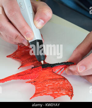 Stampa 3-D pen creando una forma di drago Foto Stock