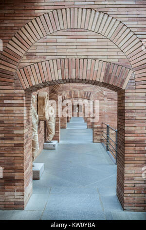 Merida, Spagna - Dicembre 20th, 2017: Nazionale Romano Museo di Arte di Merida, Spagna progettato da Rafael Moneo. Lato corridoio di accesso Foto Stock