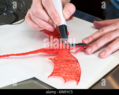 Stampa 3-D pen creando una forma di drago Foto Stock