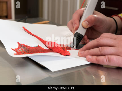 Stampa 3-D pen creando una forma di drago Foto Stock