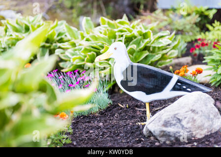 Gabbiano in legno statua nel giardino estivo scultura in piedi nel telone Foto Stock