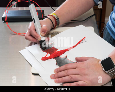 Stampa 3-D pen creando una forma di drago Foto Stock