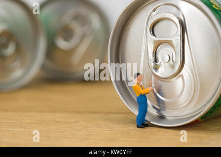 Operaio in miniatura sulla sommità del carbonato di sodio può con sfondo sfocato. Il concetto di business Foto Stock