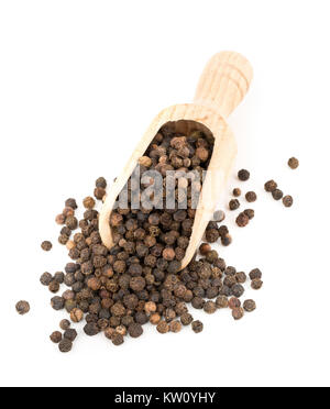 Cumulo di materie, naturale, non trasformati di pepe nero in grani di pepe scoop di legno su sfondo bianco Foto Stock