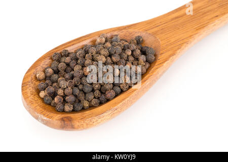 Cumulo di materie, naturale, non trasformati di pepe nero in grani di pepe cucchiaio di legno su sfondo bianco Foto Stock