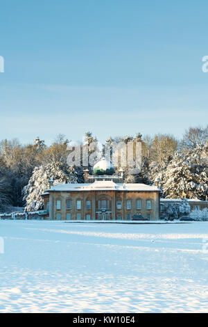 Sezincote casa e gli alberi invernali nella neve. Vicino a Moreton-in-Marsh, Cotswolds, Gloucestershire, Inghilterra. Foto Stock