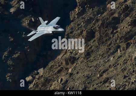 Un avveniristico Lockheed Martin F-35A Lightning II Joint Strike Fighter (Stealth Fighter) volando a bassa quota attraverso un deserto Canyon in California, Stati Uniti d'America. Foto Stock