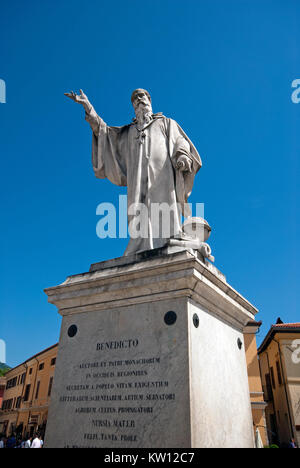 Statua in marmo di San Benedetto a Norcia (Giuseppe Prinzi -1880), Umbria, Italia Foto Stock