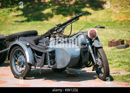 Vecchio Tricar, Three-Wheeled moto con la mitragliatrice sul sidecar della Wehrmacht, Forze Armate della Germania nazista di guerra mondiale 2 Tempo in estate Sunny Par Foto Stock