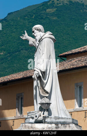 Statua in marmo di San Benedetto a Norcia (Giuseppe Prinzi -1880), Umbria, Italia Foto Stock