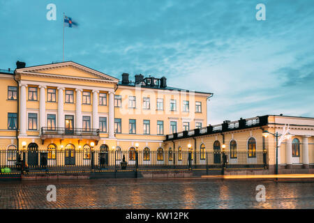 Helsinki, Finlandia. Palazzo presidenziale in sera luminarie. Esso contiene la carica di presidente e di appartamenti privati per funzioni ufficiali e Rec Foto Stock