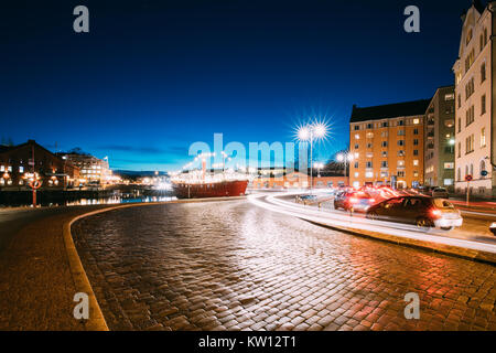Helsinki, Finlandia. Il traffico notturno in Pohjoisranta Street in serata o l'illuminazione notturna. Foto Stock