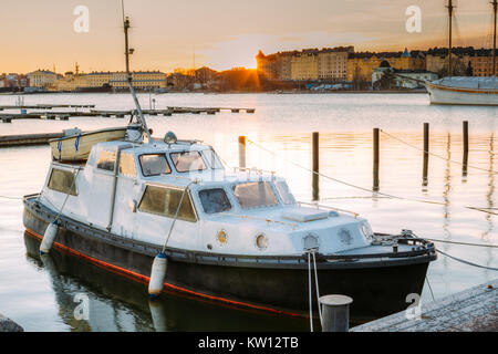 Helsinki, Finlandia. Boat Marine, Powerboat ormeggiati alla banchina di ormeggio In Sunrise tempo in inverno mattina. Foto Stock