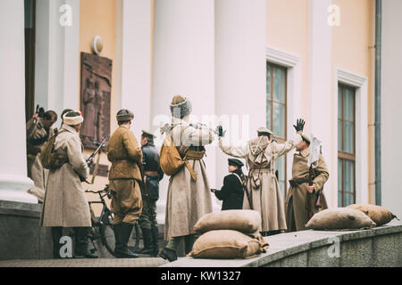 Gomel, Bielorussia. Festa per il secolo della rivoluzione di Ottobre. Reenactors in forma di soldati bolscevichi occupando Palace. Foto Stock