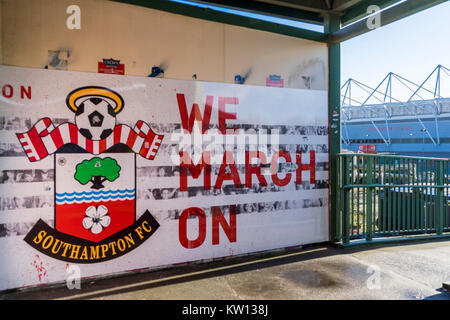 Southampton Football Club (Saints) opere d'arte colorate su una passerella che conduce allo stadio di calcio di Saint Mary a Northam, Southampton, Inghilterra, Regno Unito Foto Stock