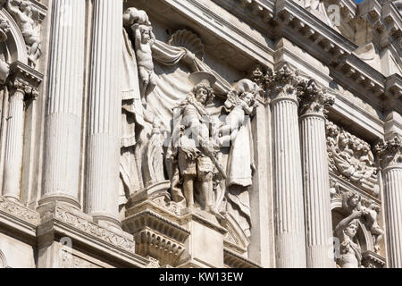 Un dettaglio della facciata della chiesa di Santa Maria del Giglio Foto Stock