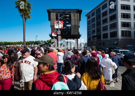 Al di fuori di ATT Park Baseball Stadium nel bacino di Cina quartiere di San Francisco, California, gli appassionati di San Francisco Giants squadra di baseball raccogliere dopo una partita, San Francisco, California, 2016. Foto Stock
