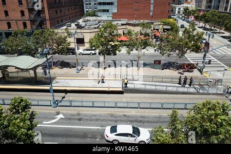 Vista aerea della seconda strada e King Street station per la San Francisco Municipal Railroad (MUNI), nel bacino di Cina quartiere di San Francisco, California, 2016. Foto Stock