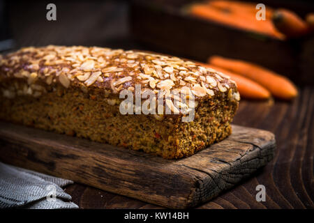 Le sane carota torta decorata con mandorle e noci Foto Stock