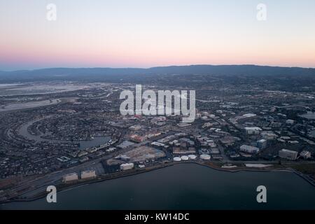 Vista aerea della Silicon Valley al tramonto, con una porzione del San Mateo/Hayward Bridge visibile, come pure Foster City, ivi compresa la sede della California di Gilead Sciences, Visa, e Conversica, California, luglio 2016. Foto Stock