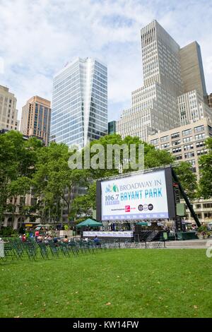 I visitatori si radunano per prenotare posti per Broadway in Bryant Park, Manhattan, New York New York, luglio 2016. Foto Stock