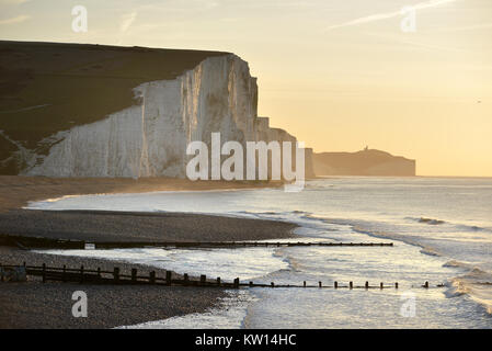 Sunrise a Cuckmere Haven, East Sussex, Regno Unito, mostrando l'iconica sette sorelle chalk cliffs. Foto Stock