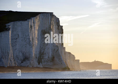 Sunrise a Cuckmere Haven, East Sussex, Regno Unito, mostrando l'iconica sette sorelle chalk cliffs. Foto Stock