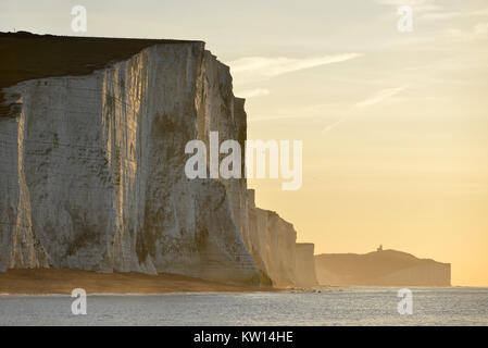 Sunrise a Cuckmere Haven, East Sussex, Regno Unito, mostrando l'iconica sette sorelle chalk cliffs. Foto Stock