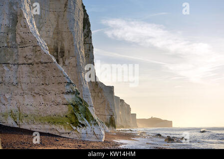 Sunrise a Cuckmere Haven, East Sussex, Regno Unito, mostrando l'iconica sette sorelle chalk cliffs. Foto Stock