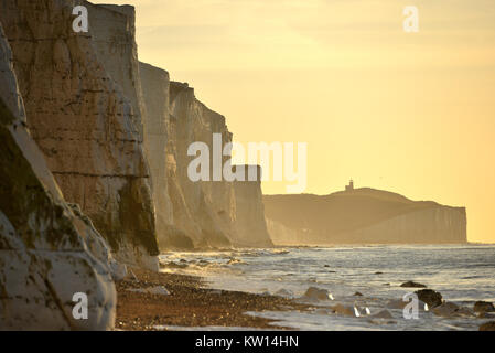 Sunrise a Cuckmere Haven, East Sussex, Regno Unito, mostrando l'iconica sette sorelle chalk cliffs. Foto Stock