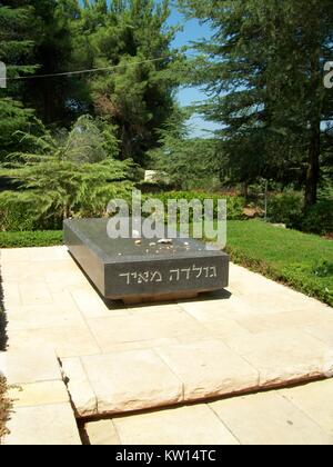 In Mount Herzl cimitero, i visitatori hanno osservato che la tradizione giudaica di collocazione di piccole pietre sulla lapide di una tomba per onorare il defunto, Gerusalemme, Israele, 2012. Foto Stock