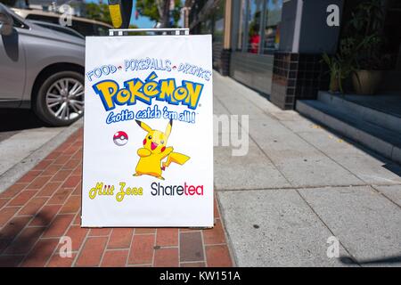 Cartello fuori il boba tea ristorante ShareTea, pubblicità il ristorante come un luogo popolare per giocare il gioco basato sulla realtà aumentata Pokemon andare nella Silicon Valley Town di San Mateo, in California, luglio 2016. Foto Stock